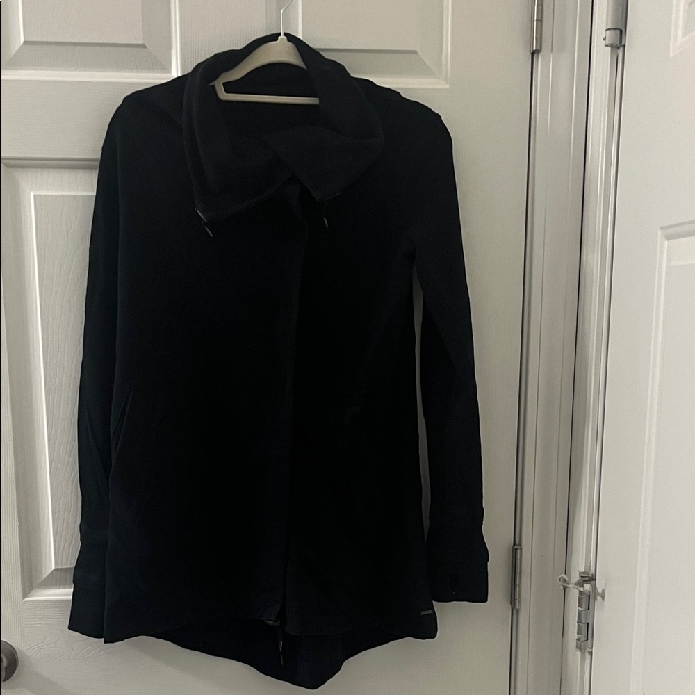 Lululemon Athletica Black vinyasa sweatshirt size 4 like new